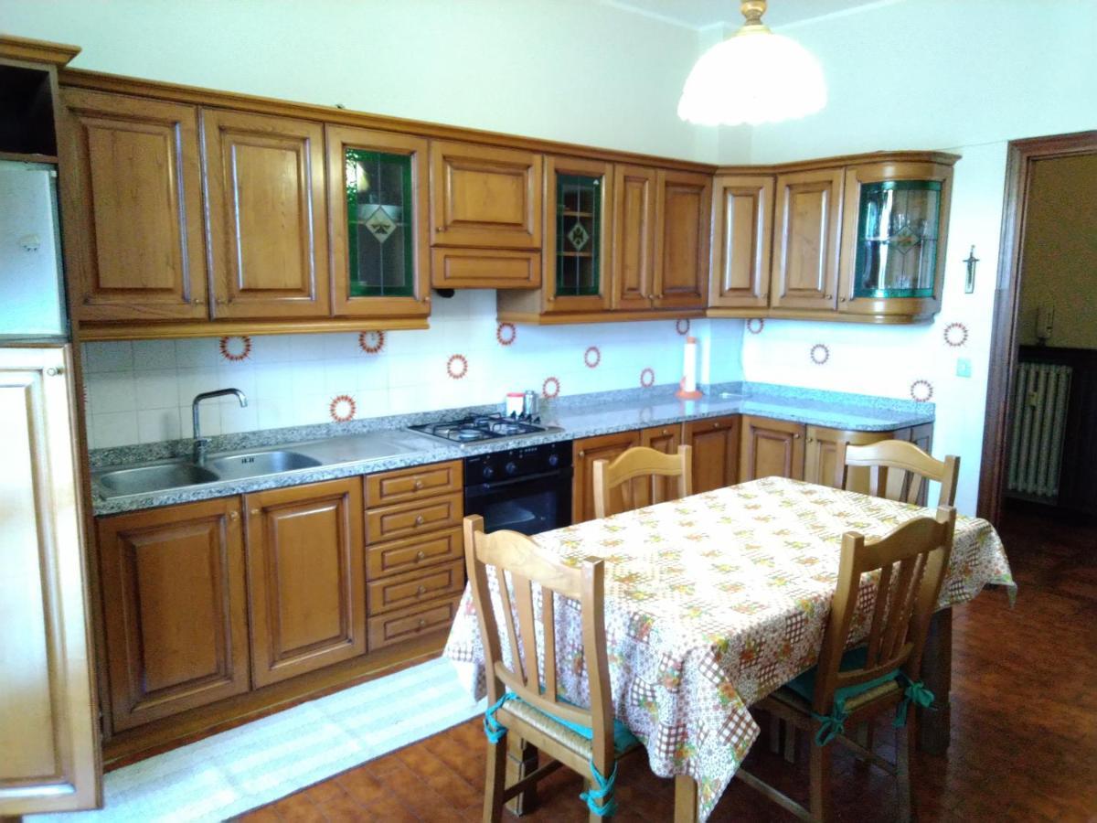 Domanda Appartement Calosso Buitenkant foto