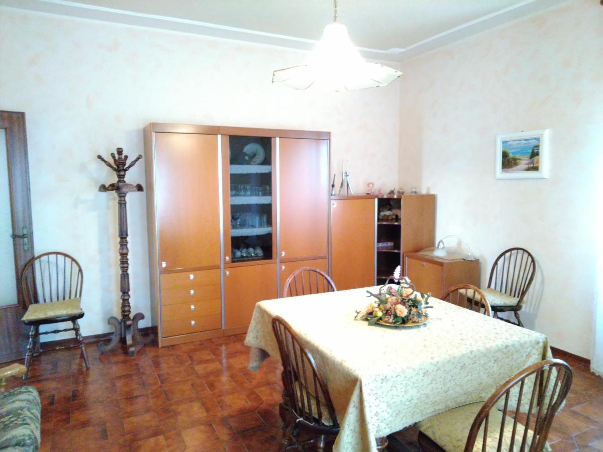 Domanda Appartement Calosso Buitenkant foto