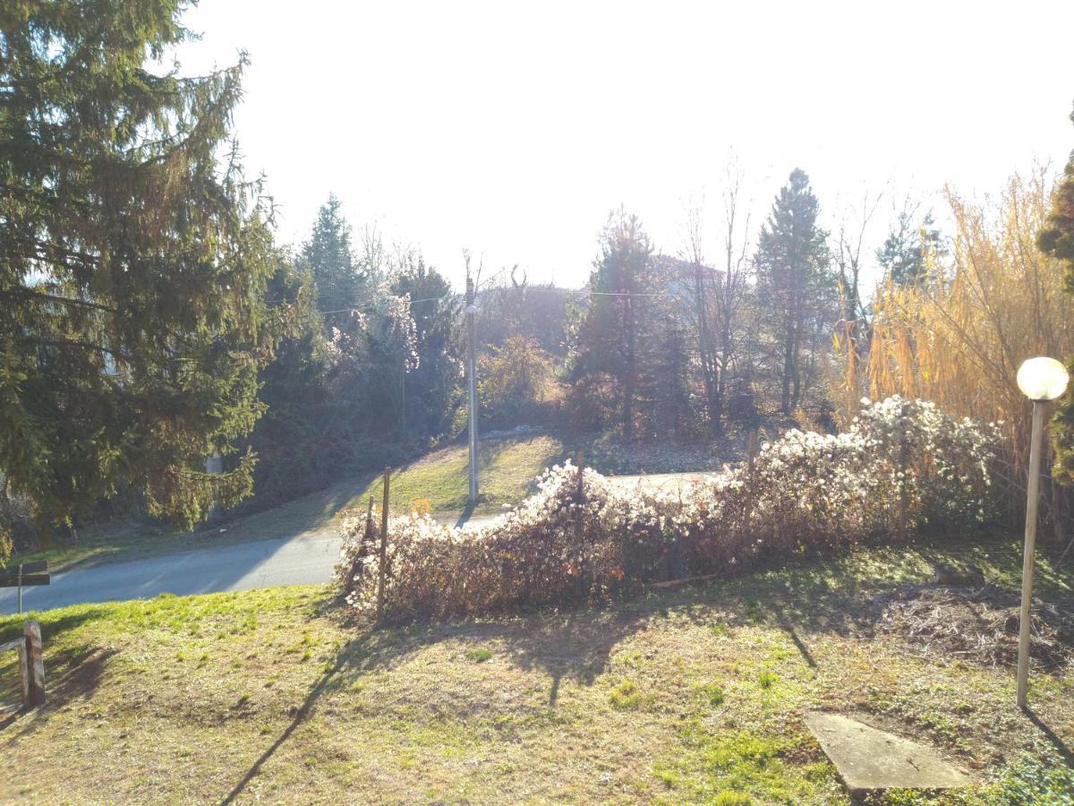 Domanda Appartement Calosso Buitenkant foto